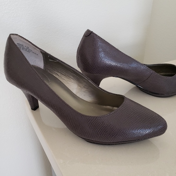 naturalizer grey pumps